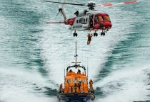 So sánh pháo hiệu với các phương tiện báo hiệu khác trên tàu thuyền