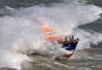 Cách Sử Dụng Đèn Khói Cánh Gà Khi Đi Biển