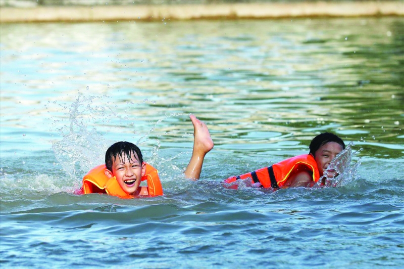Mặc áo phao đúng cách để đảm bảo an toàn