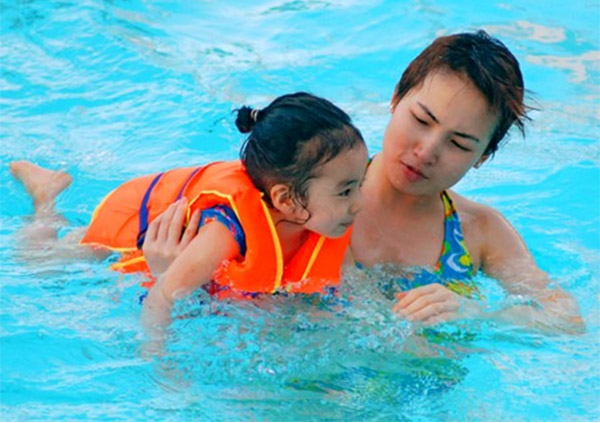 Áo Phao Cứu Sinh: Giúp nổi trên mặt nước