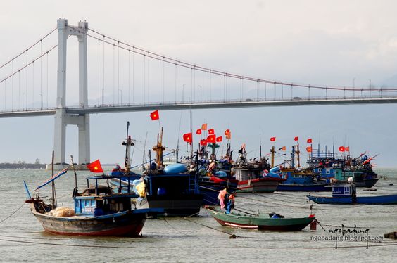 Thuyền treo cờ